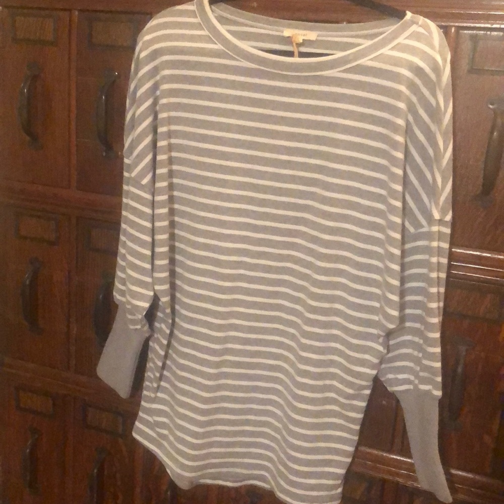 Long sleeved 95% cotton and 5% spandex tunic, with wide cuffs.